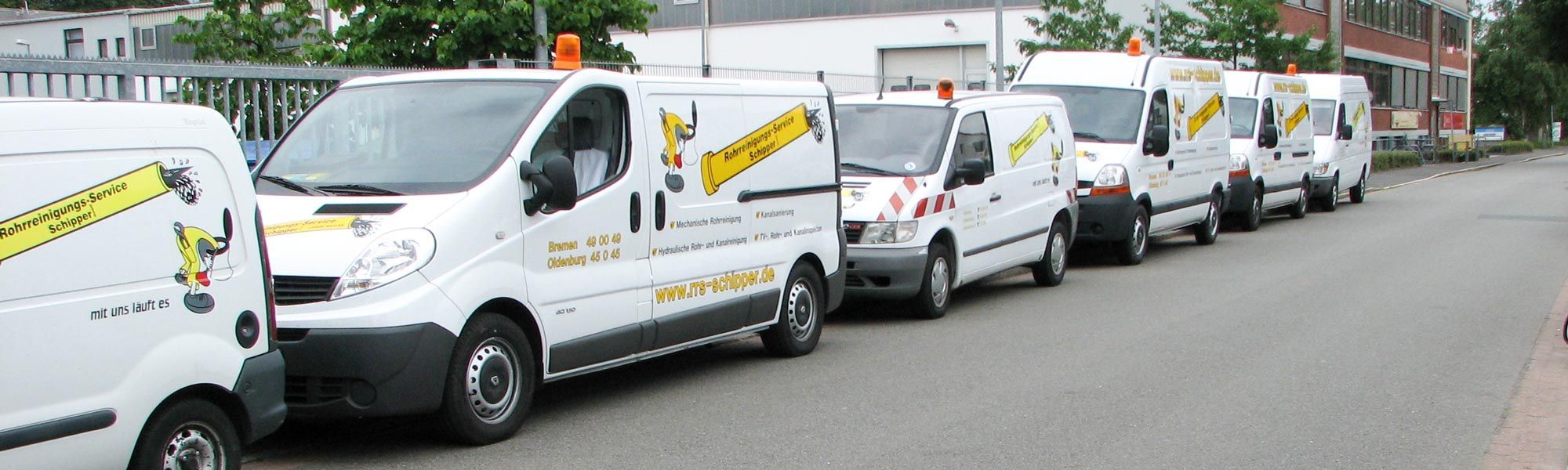 Autos der Rohrreinigungs-Service Schipper GmbH hintereinander gereiht